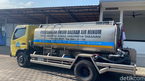 Mobil tangki air milik Perumda Tirta Amertha Buana (TAB) dengan kapasitas 5.000 liter.