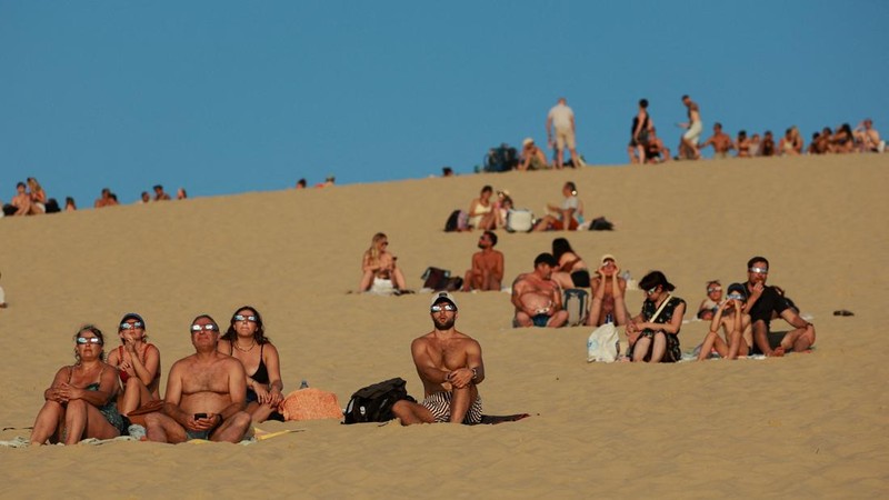 Momen spektakuler gerhana matahari sebagian menarik perhatian warga di Bukit Pasir Pilat, La Teste-de-Buch dekat Arcachon, Prancis, pada 12 Agustus 2026. Fenomena langit tersebut menjadi tontonan istimewa bagi masyarakat yang datang untuk menyaksikannya. REUTERS/Stephanie Lecocq