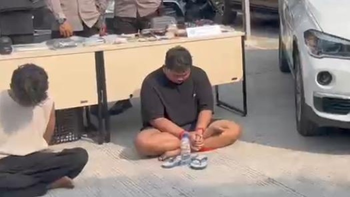 MR alias Bos Gendut (berkaus hitam), bandar narkoba yang ditangkap BNN di Kampung Bahari, Jakarta Utara, Kamis (13/8/2026). 