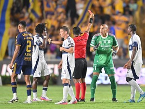 Kiper Ini Dorong Wasit, Kartu Merah, Ngamuk Banting Kursi!