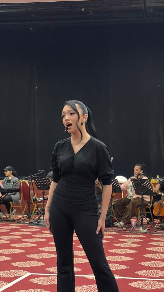 Naura Ayu siap tampil spektakuler di showcase Cerita Penuh Cahaya pada 15 Agustus 2026. Latihan intens menunjukkan kualitas vokal dan stamina luar biasa!