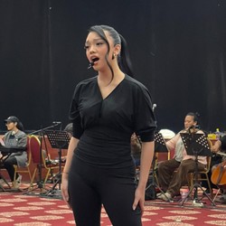 Naura Ayu Spill Showcase Cerita Penuh Cahaya, Vokal Tetap Stabil Sambil Dance Intens!