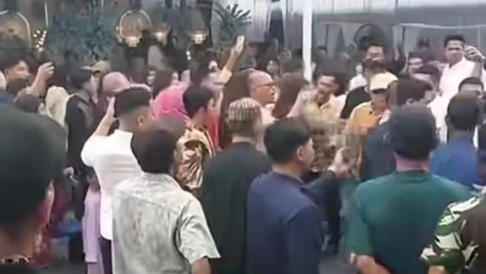 Keributan saat istri melabrak pernikahan suaminya di Langkat.