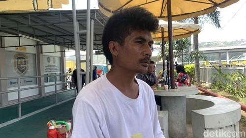 Nufri, Pria asal Sumba Tengah, NTT menunggu kepastian pencarian keponakannya, Selvina Rambu Mayi korban KMP Putri Yasmin yang masih dalam tahap pencarian, Kamis (13/8/2026).