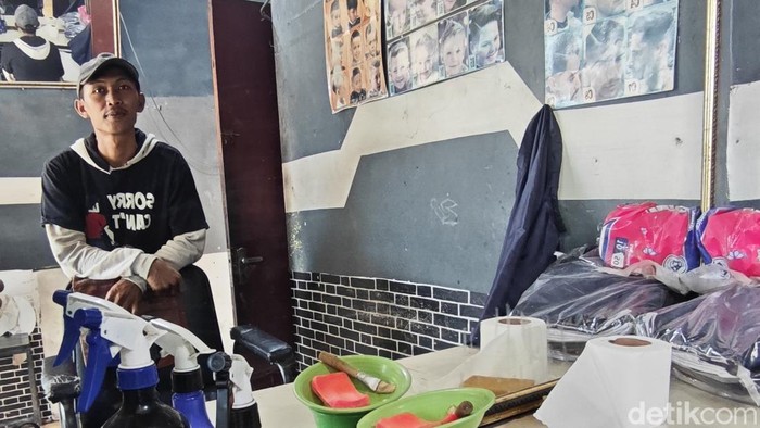 Nur Hidayat (30) alias Abuy, tukang cukur yang viral karena ucapannya.