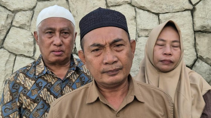 Zulkifli bersama dengan istri, Erlina, selaku orang tua kandung dari almarhum Affan Kurniawan.