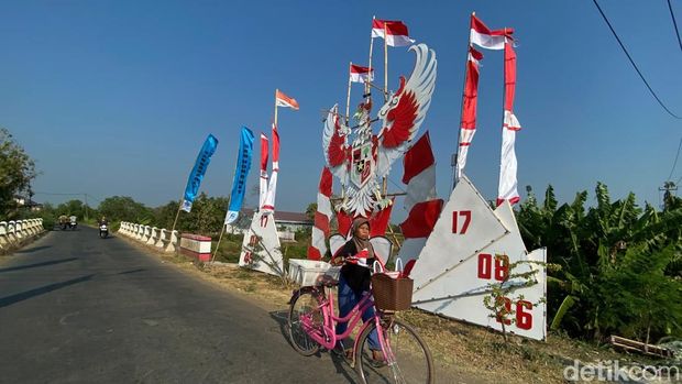 Ornamen Garuda di Desa Tempel Kulon Indramayu menyambut peringatan kemerdekaan ke-81 Republik Indonesia. Ornamen Garuda di Desa Tempel Kulon Indramayu menyambut peringatan kemerdekaan ke-81 Republik Indonesia.