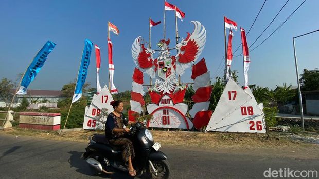 Ornamen Garuda di Desa Tempel Kulon Indramayu menyambut peringatan kemerdekaan ke-81 Republik Indonesia. Ornamen Garuda di Desa Tempel Kulon Indramayu menyambut peringatan kemerdekaan ke-81 Republik Indonesia.