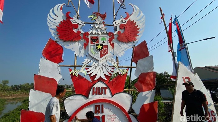 Ornamen Garuda di Desa Tempel Kulon Indramayu menyambut peringatan kemerdekaan ke-81 Republik Indonesia.