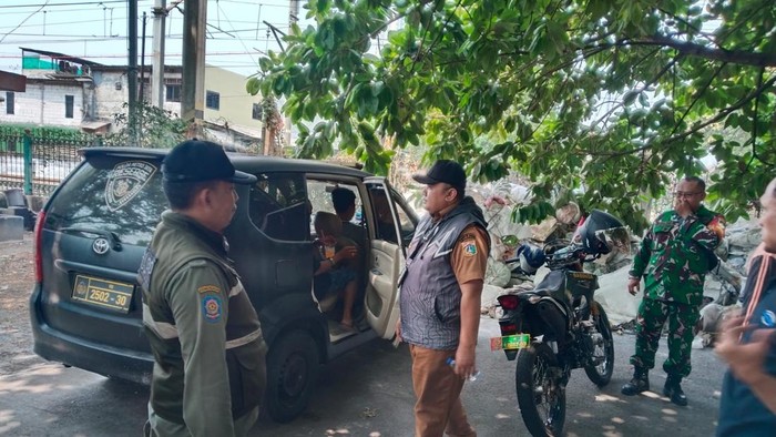 Pak Ogah yang meminta uang secara paksa ke pengendara di exit tol Rawa Buaya ditangkap. (Dok. Istimewa)