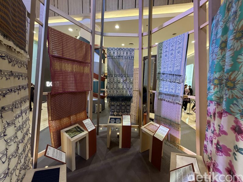 Cita Tenun Indonesia menggelar pameran 'Weaving Archipelago' di Senayan City Jakarta hingga 29 Agustus 2026.