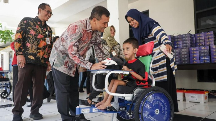 Pemprov Jateng Salurkan Bantuan 181 Kursi Roda untuk Penyandang Disabilitas