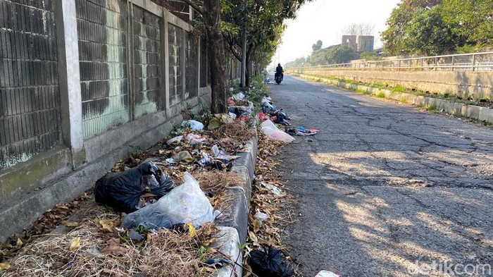 Penampakan sampah yang mengotori akses jalan menuju Pasar Gedebage, Bandung.