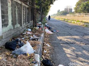 Bau dan Licin, Sampah Menumpuk di Jalan Akses Pasar Gedebage