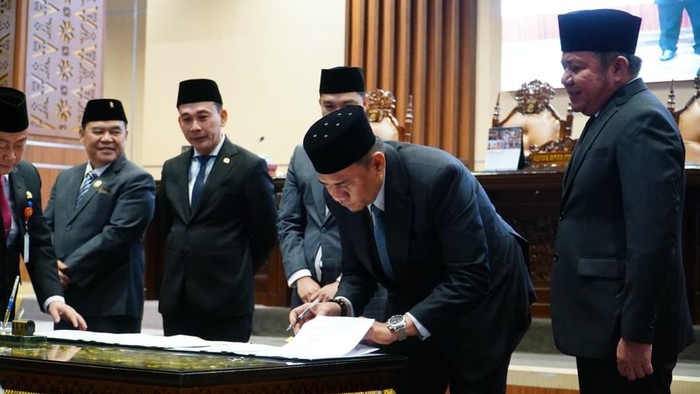Penandatanganan KUA-PPAS  APBD 2027 oleh Ketua DPRD Sumsel.