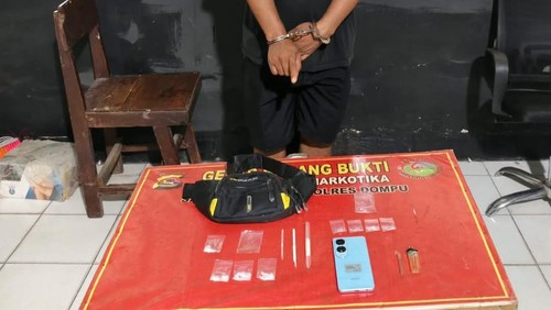 Barang bukti sabu-sabu yang disita polisi dalam penggerebekan di rumah pengedar B (26) di Kelurahan Kandai II, Kecamatan Woja, Dompu, NTB.