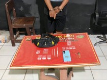 Pengedar Sabu di Dompu Bawa Parang Saat Rumahnya Digerebek Polisi