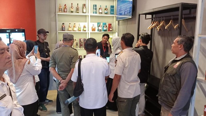 Penutupan outlet miras di Jember