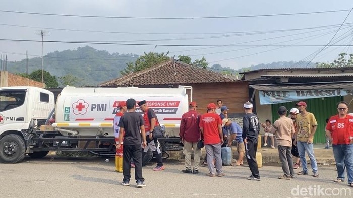 Penyaluran air untuk warga di Kota Sukabumi