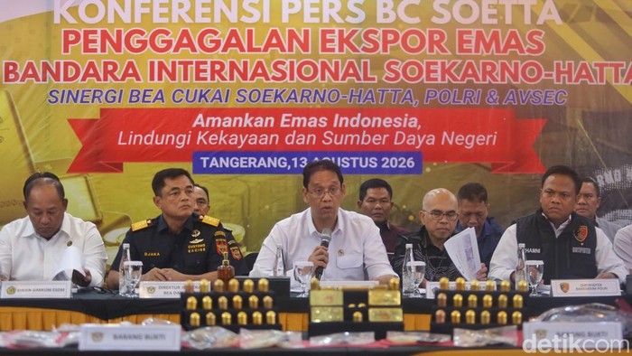 Menteri Keuangan Purbaya Yudhi Sadewa didampingi Dirjen Bea dan Cukai Djaka Budhi Utama menggelar konferensi pers di kantor DJBC, Bandara Soekarno-Hatta, Tangerang, Banten, Kamis (13/8/2026).