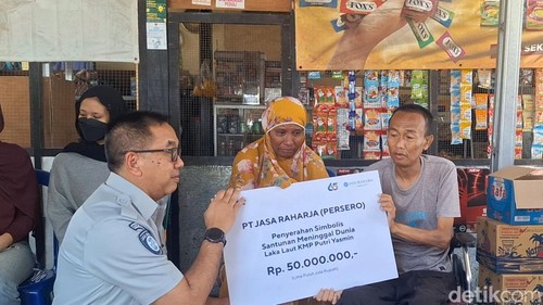 Penyerahan santunan bantuan dari Jasa Raharja dan Jasa Raharja Putera kepada ahli waris IDS di rumah duka Asrama Brimob Ampenan, Kota Mataram, Kamis (13/8/2026). Dok. Nathea Citra/detikBali