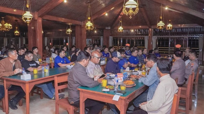 Pertemuan Bonek dan Aremania usai rusuh di Pasuruan