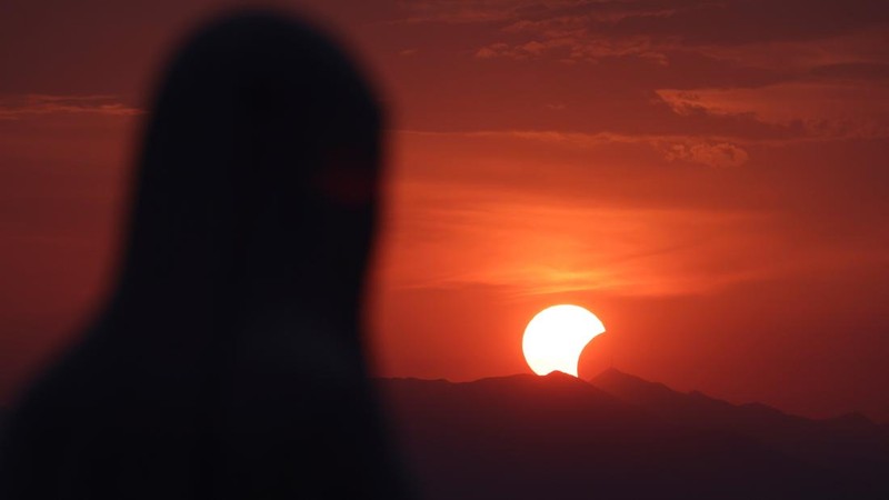 Fenomena gerhana matahari menghiasi langit di sejumlah negara pada 12 Agustus 2026. Warga dari berbagai wilayah antusias menyaksikan momen langka tersebut yang menghadirkan pemandangan menakjubkan. REUTERS