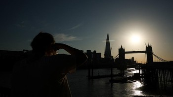 Di London, Inggris, masyarakat terlihat mengamati gerhana matahari sebagian. Warga menggunakan perlengkapan khusus untuk menyaksikan fenomena tersebut dengan aman. REUTERS/Isabel Infantes