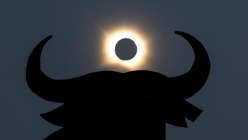 Di Spanyol, Bulan tampak menutupi Matahari sepenuhnya di dekat siluet Banteng Osborne, Navarrete. Fenomena tersebut menciptakan panorama dramatis di tengah langit yang perlahan berubah gelap. REUTERS/Vincent West