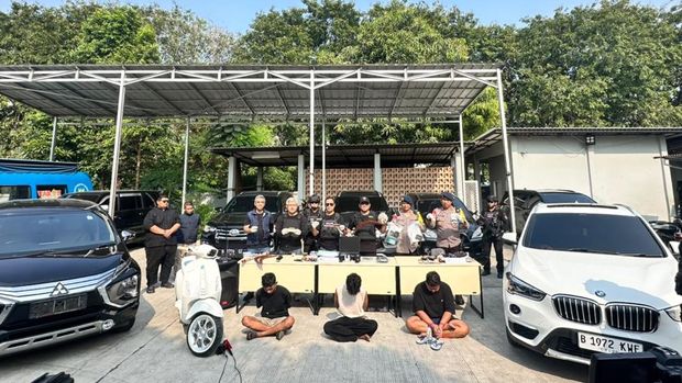 Petugas BNN dan polisi menggerebek bandar narkoba di Kampung Bahari, Jakut. Uang miliaran dan aset Rp 39 M disita.(dok BNN)