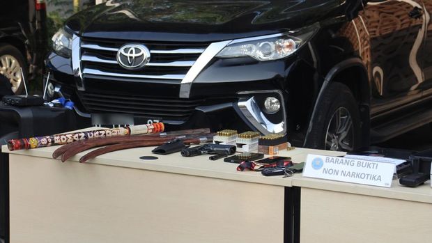 Petugas BNN dan polisi menggerebek bandar narkoba di Kampung Bahari, Jakut. Uang miliaran dan aset Rp 39 M disita.(dok BNN)