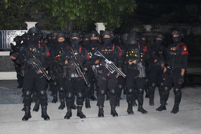 Petugas BNN dan polisi menggerebek bandar narkoba di Kampung Bahari, Jakut. Uang miliaran dan aset Rp 39 M disita.(dok BNN) Petugas BNN dan polisi menggerebek bandar narkoba di Kampung Bahari, Jakut. Uang miliaran dan aset Rp 39 M disita.(dok BNN)