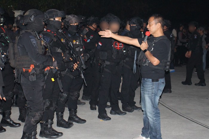Petugas BNN dan polisi menggerebek bandar narkoba di Kampung Bahari, Jakut. Uang miliaran dan aset Rp 39 M disita.(dok BNN) Petugas BNN dan polisi menggerebek bandar narkoba di Kampung Bahari, Jakut. Uang miliaran dan aset Rp 39 M disita.(dok BNN)