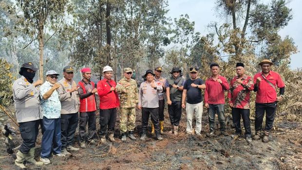 Petugas gabungan memadamkan karhutla di lahan seluas 1,5 hektare di Kabupaten Pelalawan, Riau. Kapolres Pelalawan AKBP John Lous Letedara dan Wabup Pelalawan Husni Thamrin ikut turun langsung memadamkan karhutla, Kamis (13/8/2026).