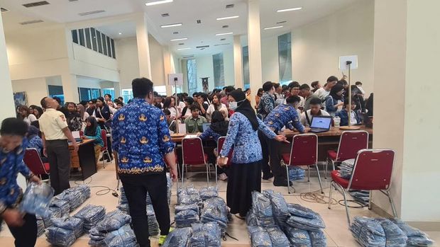 Petugas saat membagikan jas almamater kepada 1.800 mahasiswa baru di lobi gedung rektorat ISI Jogja. Petugas saat membagikan jas almamater kepada 1.800 mahasiswa baru di lobi gedung rektorat ISI Jogja.