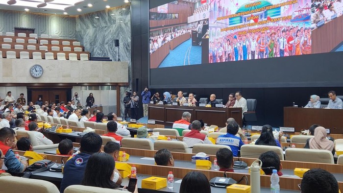Perwakilan serikat buruh bertemu dengan pimpinan DPR untuk membahas RUU Ketenagakerjaan di kompleks parlemen, Senayan, Jakarta, Kamis (13/8/2026).