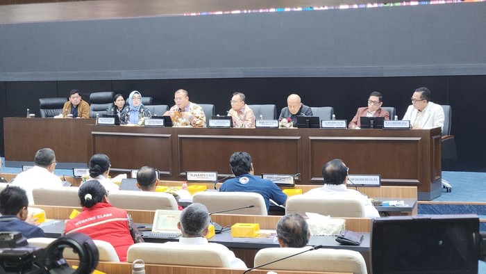 Pimpinan DPR bertemu serikat buruh membahas RUU Ketenagakerjaan, di gedung DPR, Senayan, Jakarta, Kamis (13/8/2026).