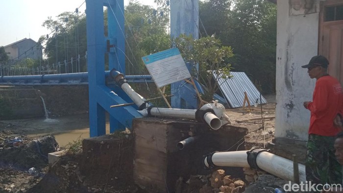 Pipa PDAM di Jalan Cawas dekat proyek masih putus.