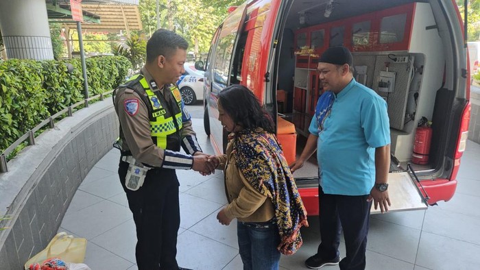 PJR Jatim II Ditlantas Polda Jatim mengawal ambulans dari Tol Sidoarjo hingga ke RSUD Soetomo