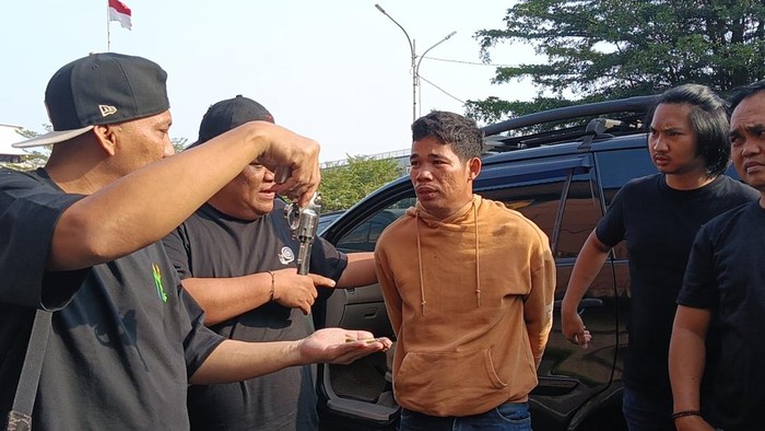 Polisi mengamankan pria diduga hendak menjual senpira di Palembang