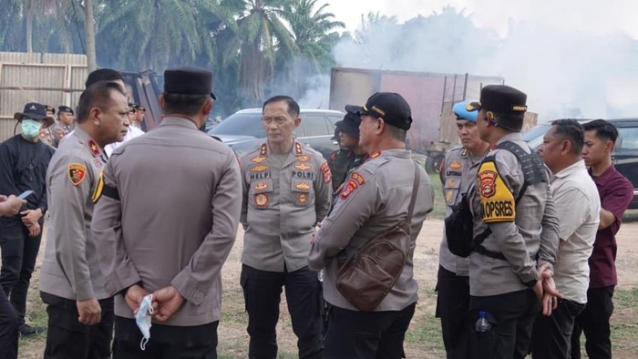 Polisi saat berada di lokasi kericuhan di Lampung Tengah