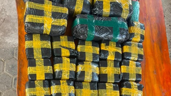 Polres Bengkalis menyita 28,9 kilogram sabu hingga 122 ribu butir ekstasi dari 4 kurir yang ditangkap di 2 lokasi, Rabu (12/8/2026).