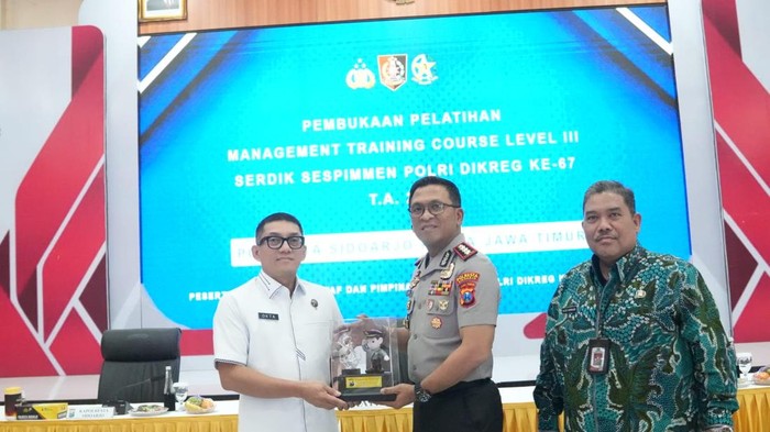 Kapolresta Sidoarjo Kombes Christian Tobing dan Ketua Tim Studi Lingkungan Brigjen Oktavianus Marthin
