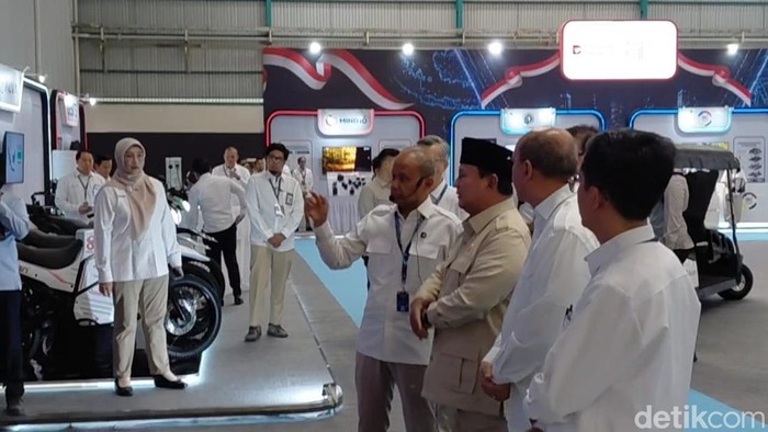 Prabowo tinjau motor listrik nasional (Eva Safitri/detikcom)