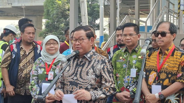Gubernur DKI Jakarta Pramono Anung saat mengecek kesiapan LRT Jakarta di Stasiun Manggarai, Jakarta Selatan, Kamis (13/8/2026).