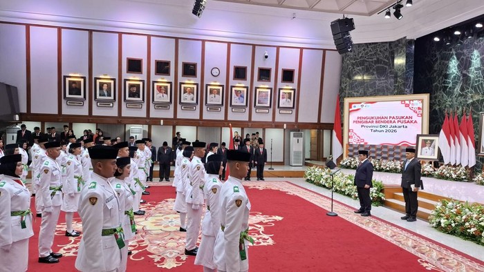 Gubernur DKI Jakarta Pramono Anung mengukuhkan 44 Paskibraka di Balai Agung, Balai Kota DKI Jakarta, Kamis (13/8/2026).