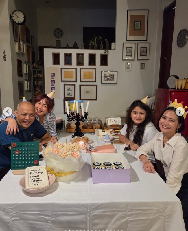 Prilly bersama ayah, ibu, dan adik Omara tampil kompak kenakan topi ulang tahun. Tampak jelas bahwa aktris 29 tahun itu memang sudah dekat dengan keluarga sang kekasih. Foto: Instagram/@omara.esteghlal/@prillylatuconsina966