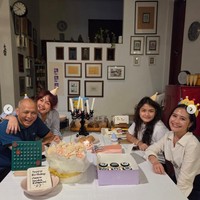 Prilly bersama ayah, ibu, dan adik Omara tampil kompak kenakan topi ulang tahun. Tampak jelas bahwa aktris 29 tahun itu memang sudah dekat dengan keluarga sang kekasih. Foto: Instagram/@omara.esteghlal/@prillylatuconsina966