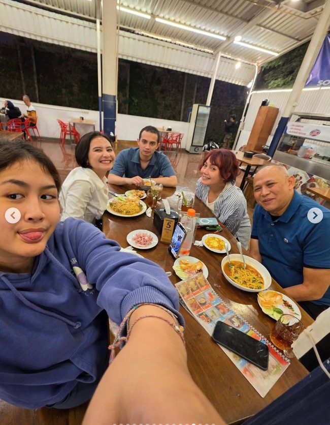 Perayaan ulang tahun kemudian berpindah dengan makan-makan sederhana di sebuah tempat makan. Duduk di sebelah adik Omara, Prilly tampak tersenyum sumringah ke arah kamera. Foto: Instagram/@omara.esteghlal/@prillylatuconsina966