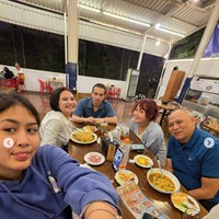 Perayaan ulang tahun kemudian berpindah dengan makan-makan sederhana di sebuah tempat makan. Duduk di sebelah adik Omara, Prilly tampak tersenyum sumringah ke arah kamera. Foto: Instagram/@omara.esteghlal/@prillylatuconsina966